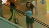 video sexy kız yürüyen merdivende